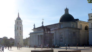 広場に面して建つ重厚な大聖堂
