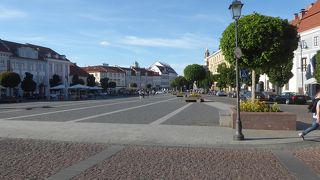 市庁舎広場の東縁の道路、ディンジョイ通り