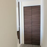 この扉の中に洗濯機と乾燥機が収まっています