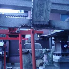 鳥居のそばです。