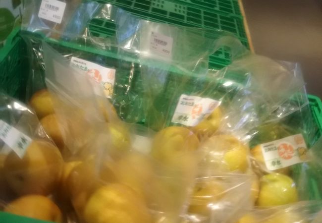 地元の野菜の産直の市場があります