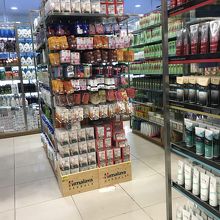 店内は色々な商品で溢れています