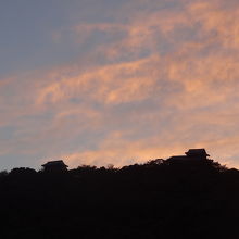 朝焼けに染まる松山城