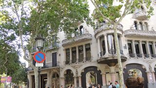 1階にロエベの店が入っている建物