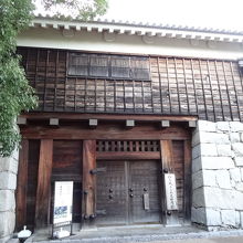 二の丸庭園への門は早朝のため閉まっていました