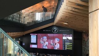 ユニークなデザインの観光案内所