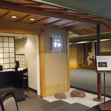 地階にあります