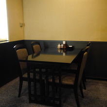 テーブル席に案内されました