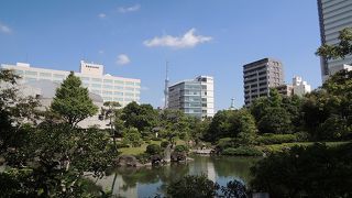 静かな庭園内の散策は気分が落ち着きます