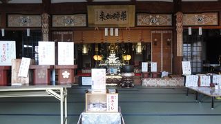 階段の上にお寺