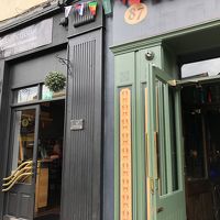 隣にバーが併設されています