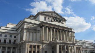 彫刻などが凝っている建物だと思いましたが・・・