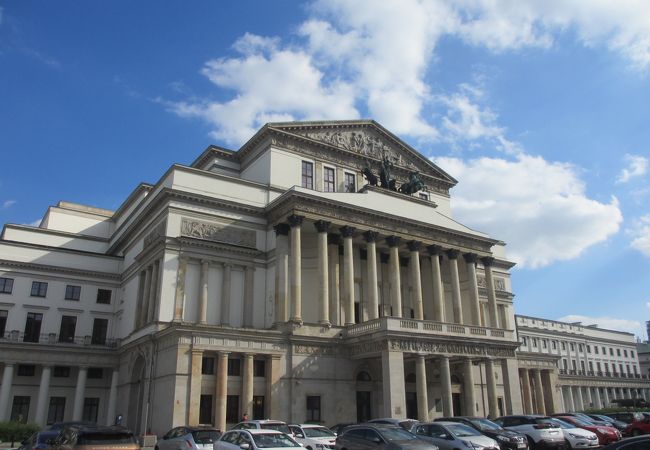 彫刻などが凝っている建物だと思いましたが・・・