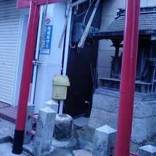 すぐ隣に妬神社です。