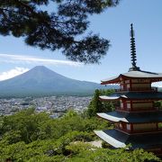 富士山と五重塔が見えます