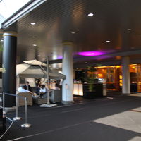 玄関前のレストラン