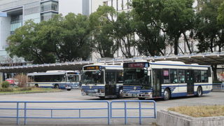 中日ビルの前です