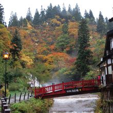 温泉街から滝を眺める