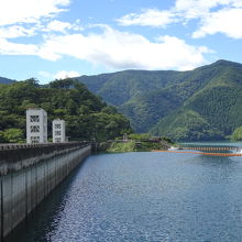 奥の建物が展望塔