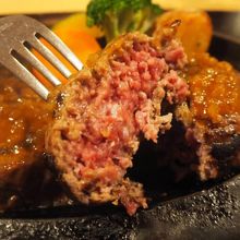 レアです。溢れ出す肉汁。