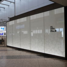 チェックインカウンター横に入り口があります