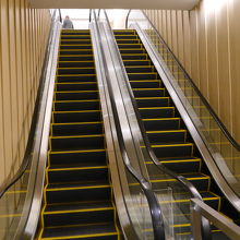 エスカレーターで上がります