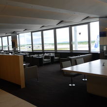 滑走路の見える細長い空間です