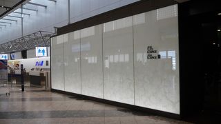 細長いラウンジです