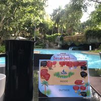 プールサイドの朝食会場