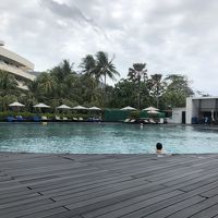 プールとホテル棟です