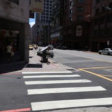 石碑は、大通りにあります。