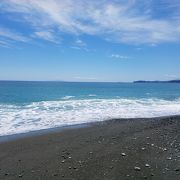 相模湾の荒波を感じる海岸