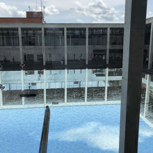 一定の位置から見ると建物が池に映ったように見える作品でした