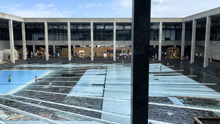 回廊になった建物自体も作品のようで歩いて楽しい