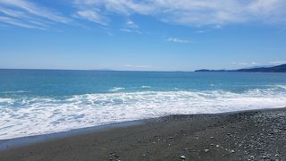 相模湾の荒波を感じる海岸