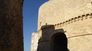 中世ロマンが漂う美しい城門