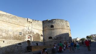 古城前の広場にはカフェやレストランが並びます