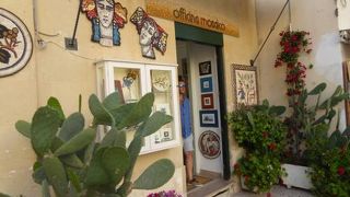 センスのいいモザイク画のお店