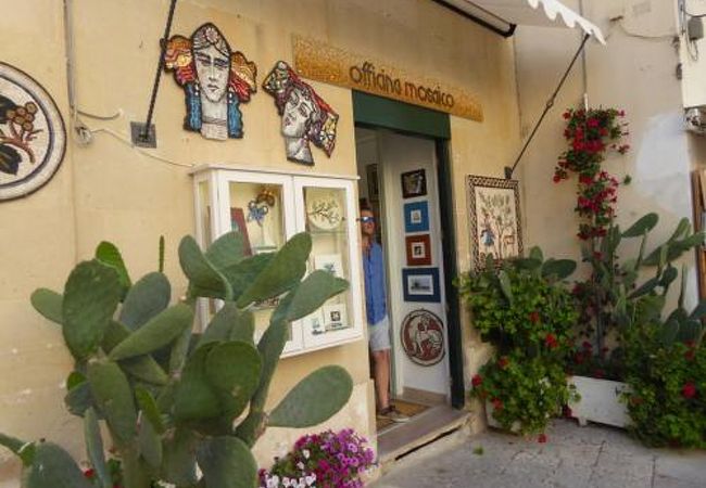 センスのいいモザイク画のお店