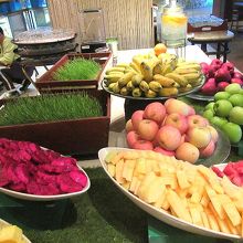 まずはフルーツとサラダでお腹を整えて。