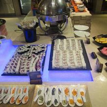 和食のコーナーに並んでる寿司の量がすごい！