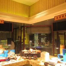 各国の料理はコーナーごとに並んでます。