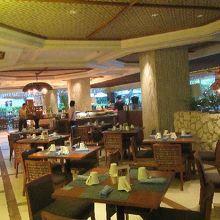 奥側のテーブルは落ち着いた雰囲気です