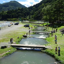 釣り場で楽しむ人々