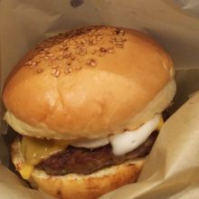 二種のチーズバーガー