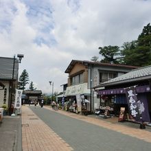 左右にお土産屋さん、食事処など