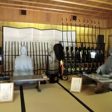 背後には鉄砲や弓などの武器