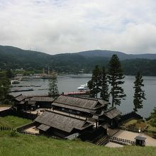 高台から芦ノ湖を望む