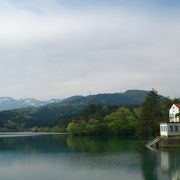 池が美しい公園