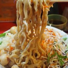 平打ちの極太麺